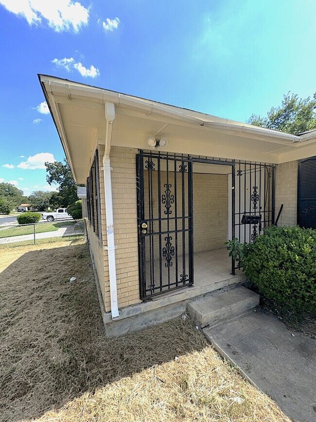 Foto del edificio - NEW IN MANAGEMENT - AVAILABLE NOW!