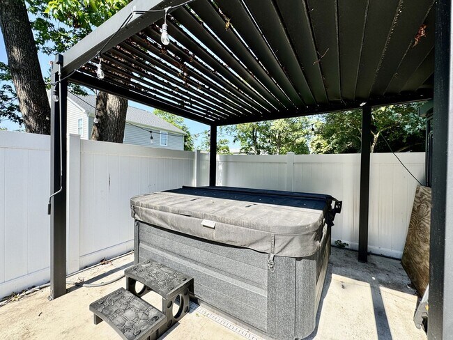 Foto del edificio - Ready NOW! A Custom Townhouse-Style Duplex Blocks to the Beaches! Fenced Yard - Hot Tub - Pet Fri...