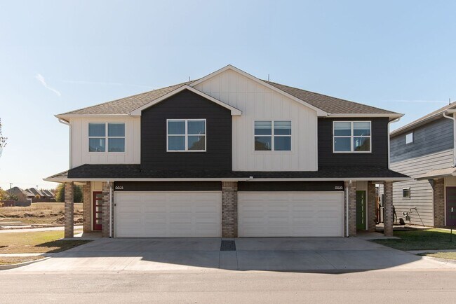 Foto del edificio - Luxury NEW 3 Bedroom 2.5 Bathroom Modern Townhome in Piedmont Schools with Neighborhood Park