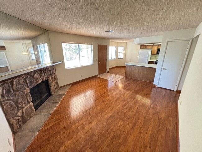 Foto del edificio - Gorgeous 2BED/2BATH Condo nestled in a Roc...