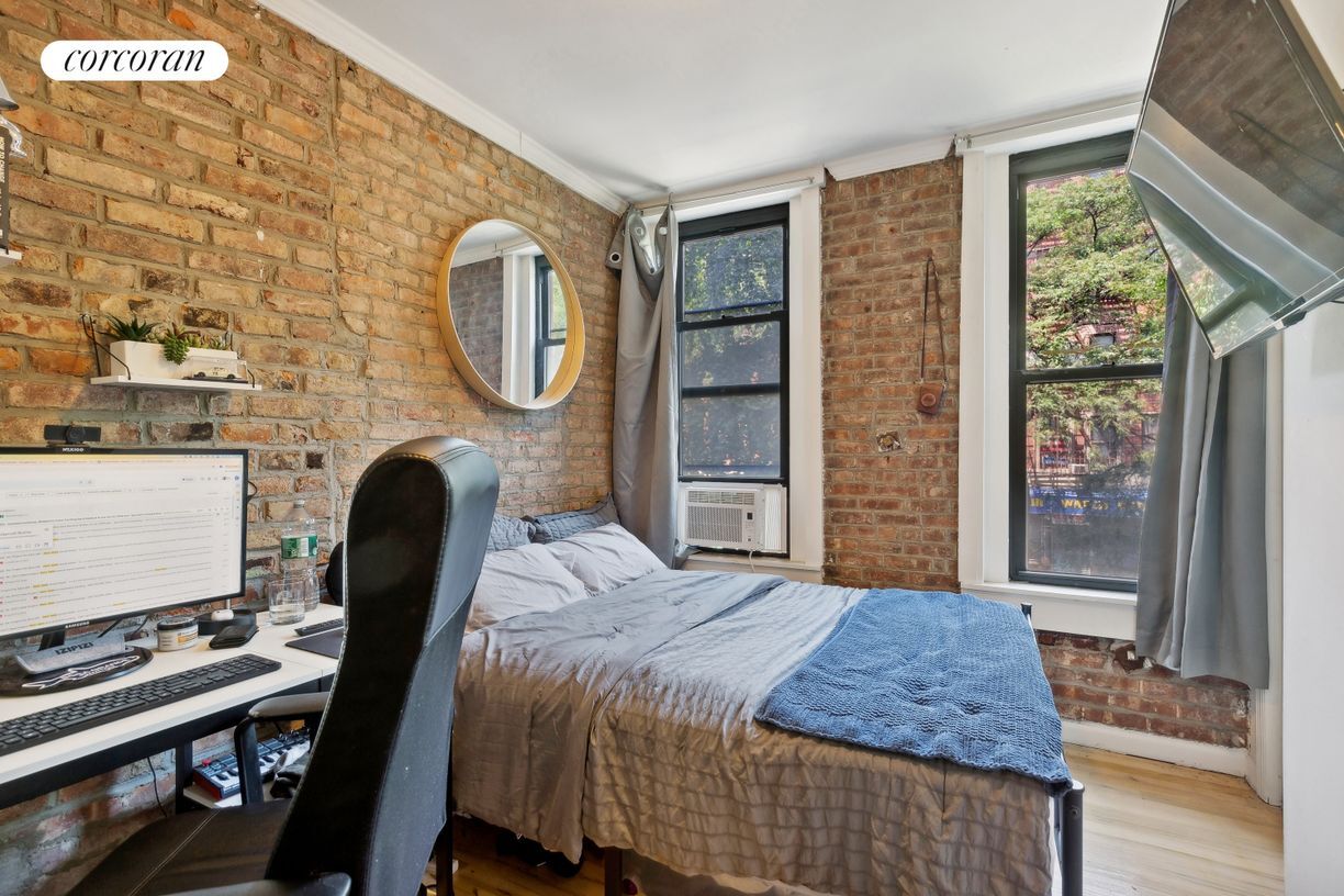 Primary Photo - 230 E 7th St