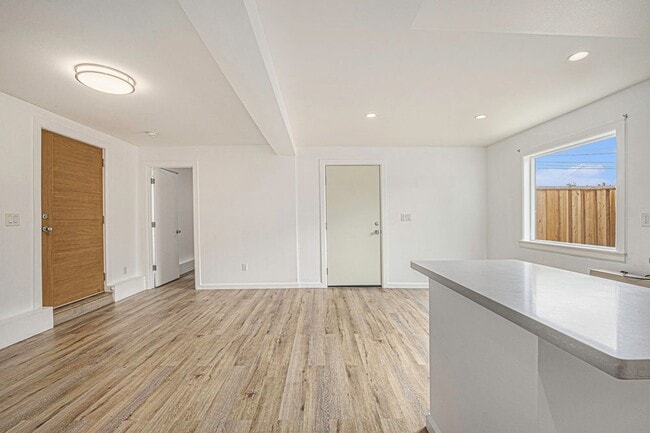 Building Photo - Minna Ave 3117-19