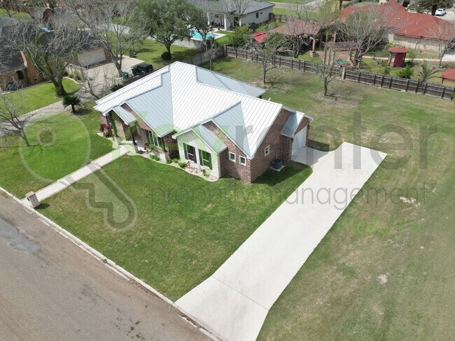 Foto del edificio - Gorgeous 4 bed/4 bath home, now available ...