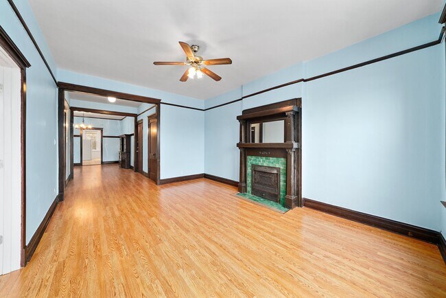 Building Photo - 3422 N Sheffield Ave