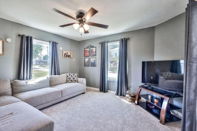 Building Photo - 200 S Williams St