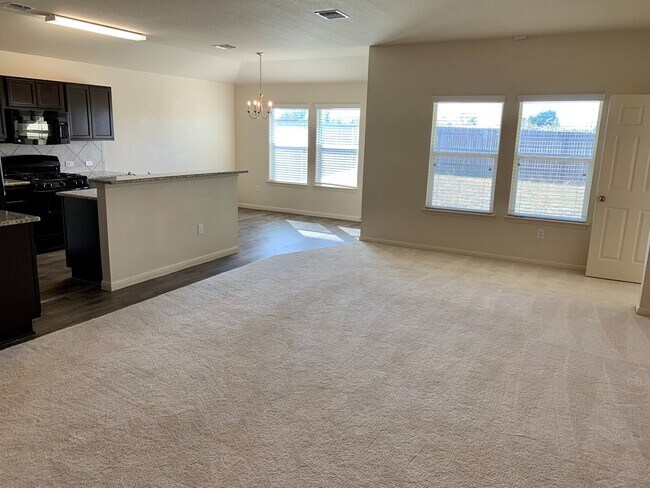 Foto del edificio - Stunning 3 Bedroom Modern Oasis in Manor, ...