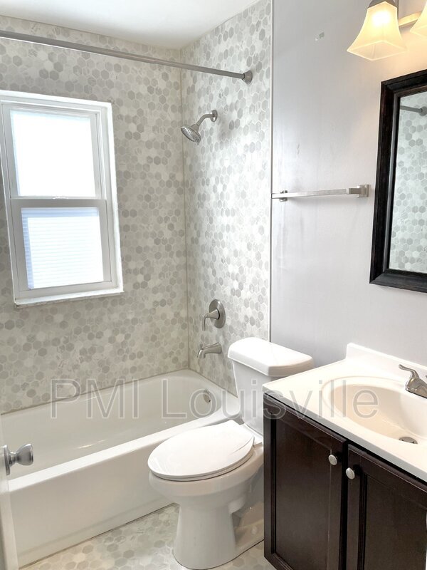 Foto del edificio - 4407 Landside Dr