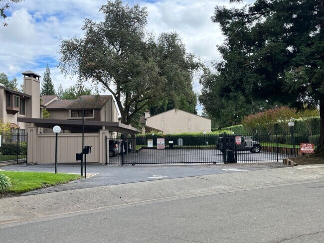 Building Photo - 2BR|2BA|994SF| - Ground Floor Condo, Nice ...