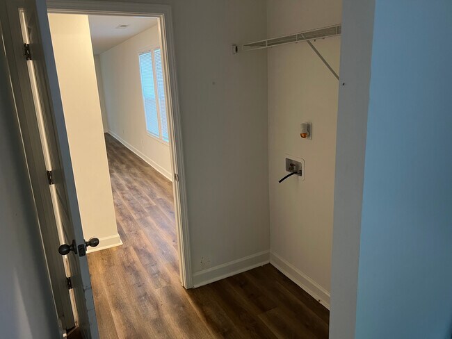 Foto del edificio - Room in Single Family Home on 2nd St