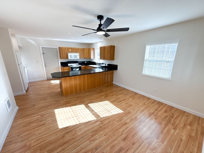 Building Photo - 1 Bed/1 Bath Cottage Style Home