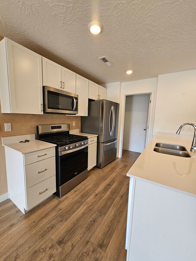 Building Photo - 3320 E Elkhorn Ln