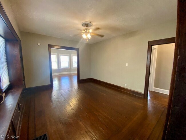Foto del edificio - 418 Crestwood Ave