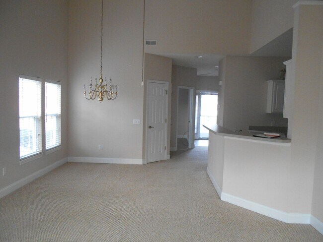 Building Photo - 3 bedroom, 2 bath condo in The Fountains