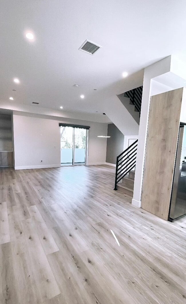 Building Photo - 5832 Tujunga Ave