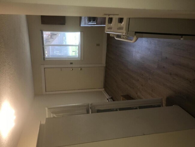 Building Photo - 607 hillview