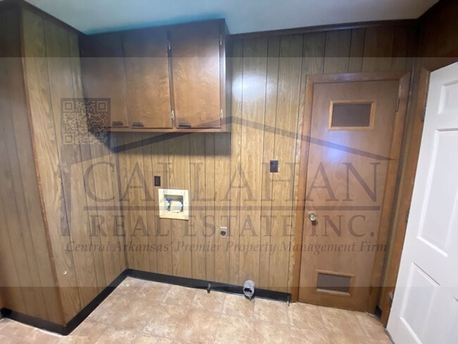 Building Photo - 8211 Woodview Dr N