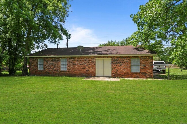 Building Photo - 3739 Woodley Rd