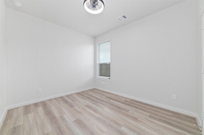 Foto del edificio - 32906 School Hl Rd