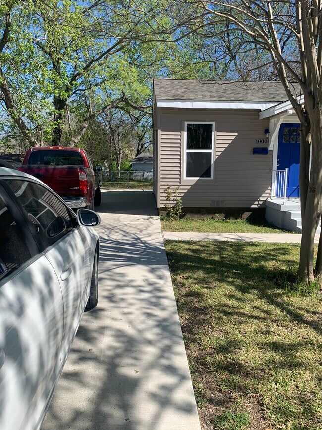 3 Car Driveway - 1000 Edgefield Dr