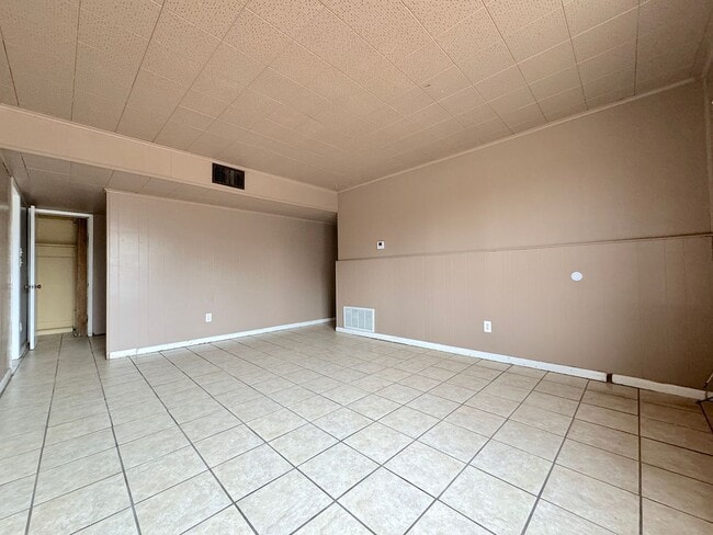 Building Photo - Northeast El Paso 4 Bed 2 Bath  Refrig A/C
