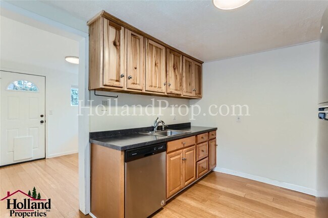 Building Photo - Charming 2-Beds Pet-Friendly Home in Hills...