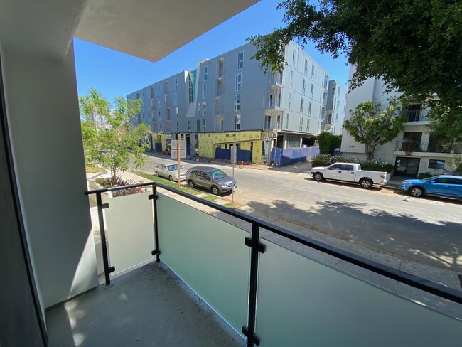 Balconies with street view - 1527 Granville Ave