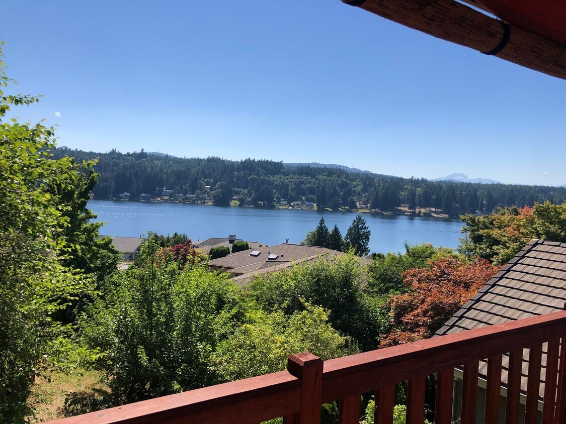 UNIQUE RAMBLER with views in Dockside at Kitsap Lake! - UNIQUE RAMBLER with views in Dockside at Kitsap Lake!