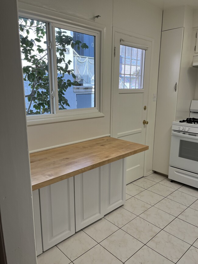 Foto del edificio - 5319 Radford Ave