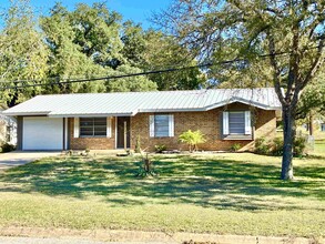 Building Photo - 901 Avenue E