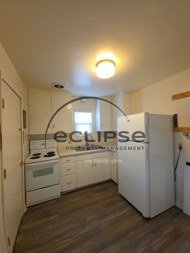 Building Photo - 729 3rd St