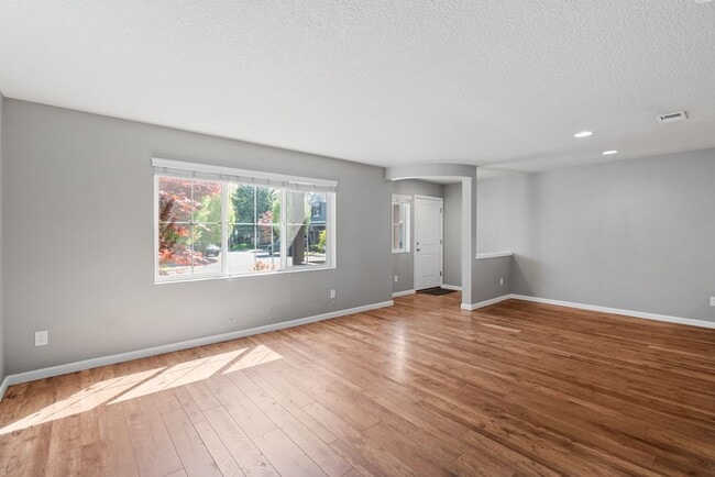 Building Photo - Beautiful Beaverton Home in Great Location with a Fenced Yard!