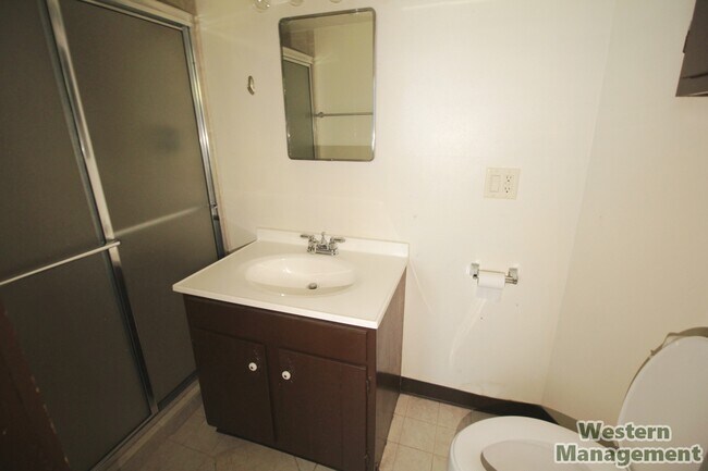 Baño - 608 Clark Ave