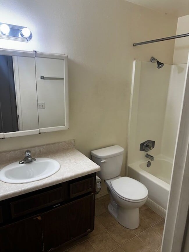 Foto del edificio - Upstairs 1bd/1ba Condo w/ Balcony