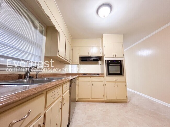Foto del edificio - 3 Bed/1.5 Bath Home with Carport / Coming Soon!