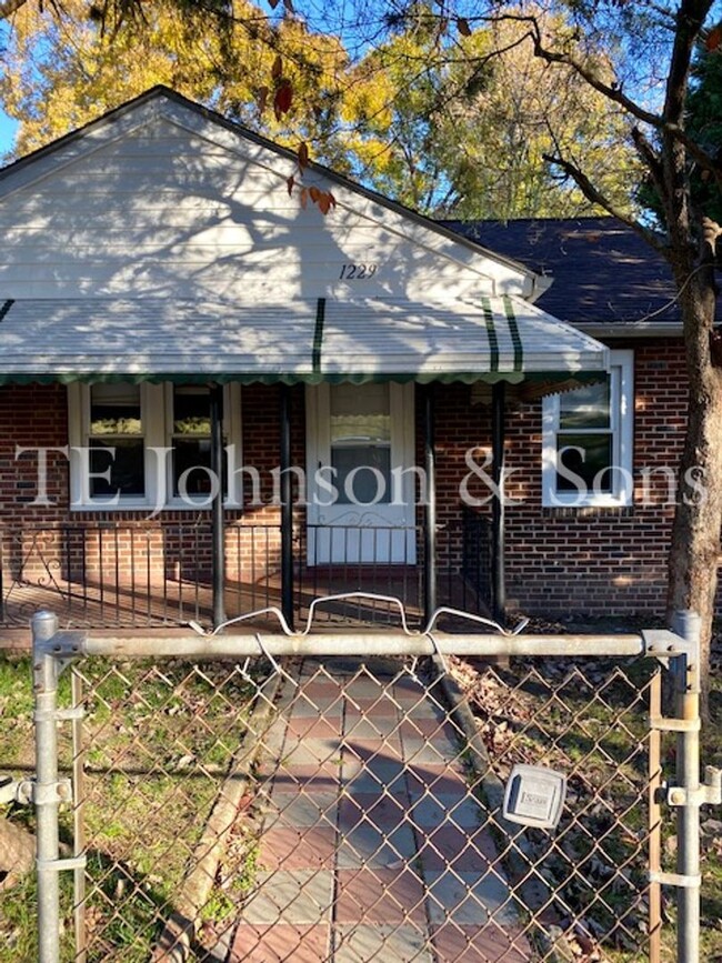 Building Photo - Charming Rustic Bungalow with Covered Porc...