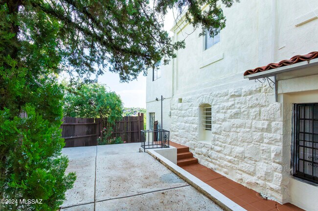 Building Photo - 477 W Crawford St