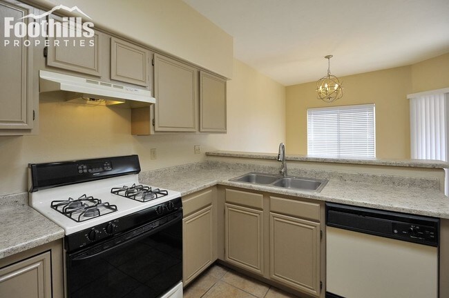 Building Photo - Great location Fireplace and more