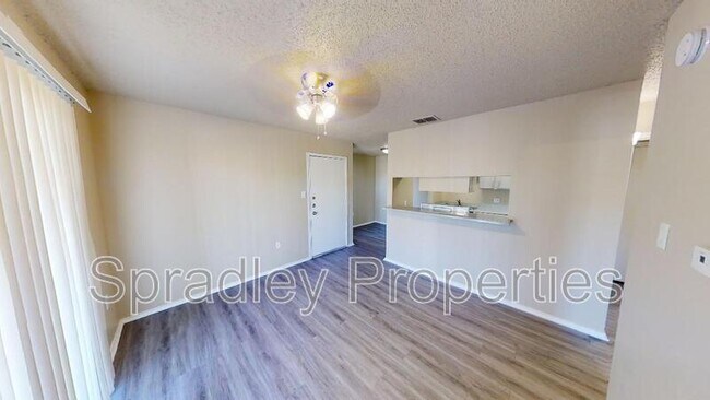 Foto del edificio - 200 Bosque Rd