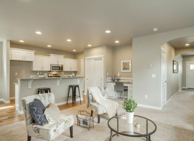 Foto del edificio - 3 Bedroom 2.5 Bath Charming Redmond Home