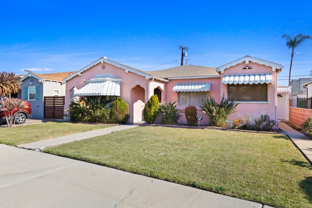 Primary Photo - Beautiful 2 Bed 1 1/2 Bath Home with Den o...