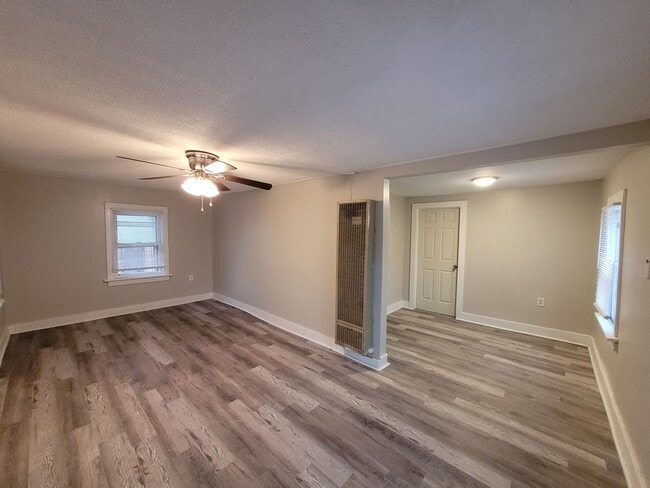 Building Photo - $725 - 2 bedroom/ 1 bathroom - Recently Re...