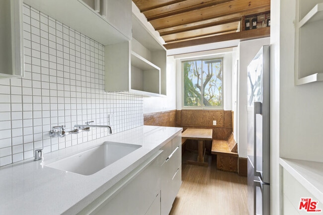 Building Photo - 1807 1/2 Edgecliffe Dr