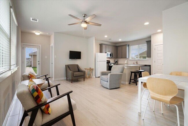 Building Photo - 330 Hortus Dr