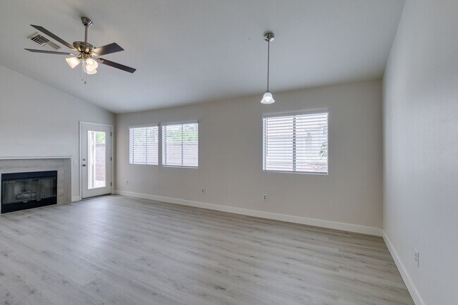 Building Photo - Comfort & Convenience in This 3-Bedroom De...