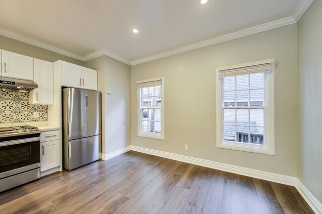 Building Photo - RARE STAND ALONE 2 BD BUNGALOW WITH IN UNI...