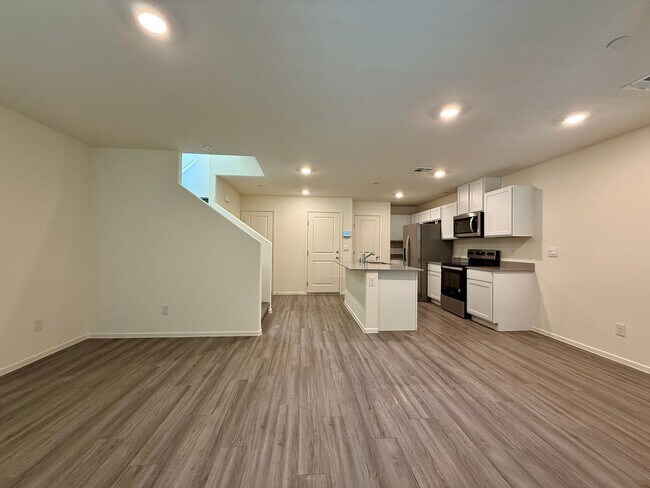 Foto del edificio - BRAND NEW 3 BED 2.5 BATH 2 CAR GARAGE TOWN...