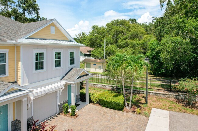 Building Photo - BEAUTIFULLY FURNISHED Executive Townhome