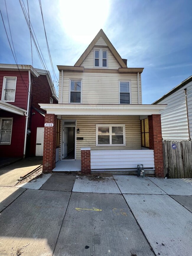 Updated 3BR house with multi-car off street parking! - Updated 3BR house with multi-car off street parking!