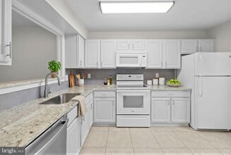 Building Photo - 8640 Dellway Ln