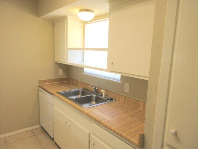 Building Photo - 1230 Shadowdale Dr
